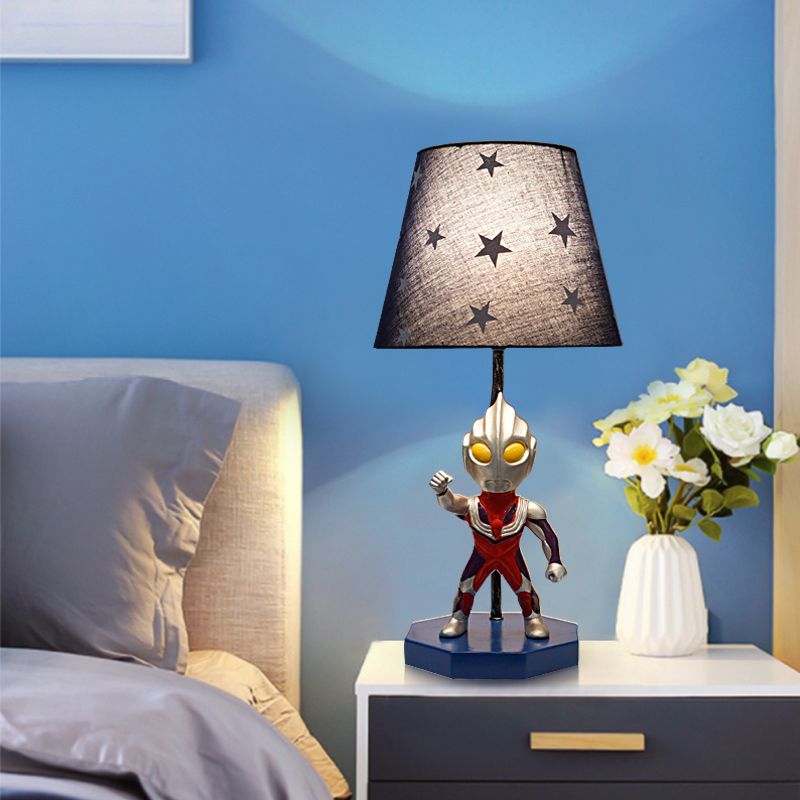 Lampada da tavolo blu a botte/trapezio per bambini, illuminazione da comodino in tessuto a 1 testa con decorazione Ultraman