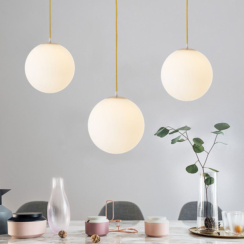 Globe milchyglas hängende Lampe Minimalistische 1-Licht-Goldheizenlicht für Esszimmer