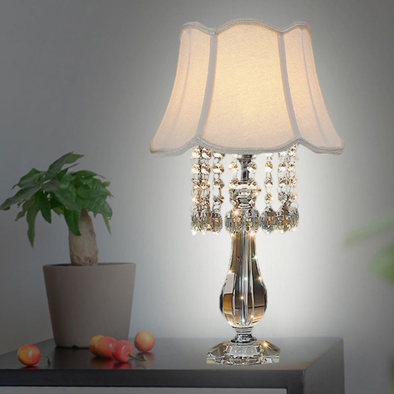 Beige/bordeaux/hemelblauw 1 lamp nachtkastje lamp traditionele heldere kristallen kralen bel/geplooide schaduw tafellicht voor slaapkamer