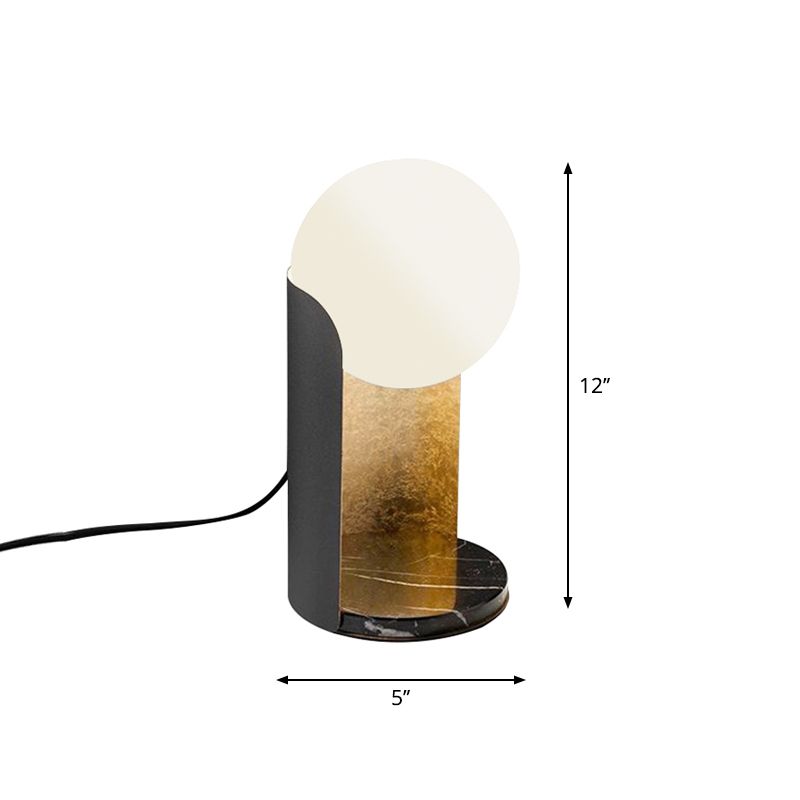 Sombra de bola de diseño Noche de vidrio blanco 1 lámpara de mesa de dormitorio de bombilla con soporte curvo en negro y dorado