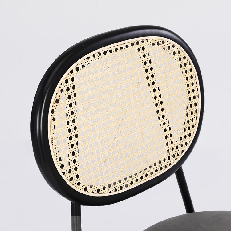 Silla lateral tapizada sin brazos de comedor con parte trasera abierta con patas de metal