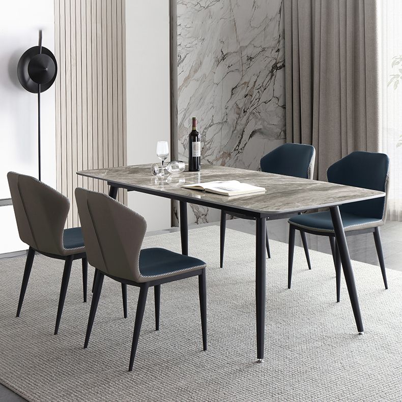 Minimalistische stijl eettafel ingesteld met rechthoekige vormtafel en gestoffeerde stoelen