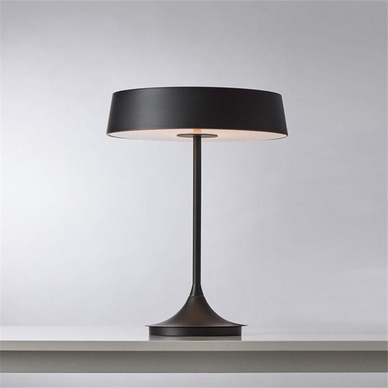 Lampada da tavolo a forma di tamburo in metallo stile minimalista LED per camera da letto e lampada da notte