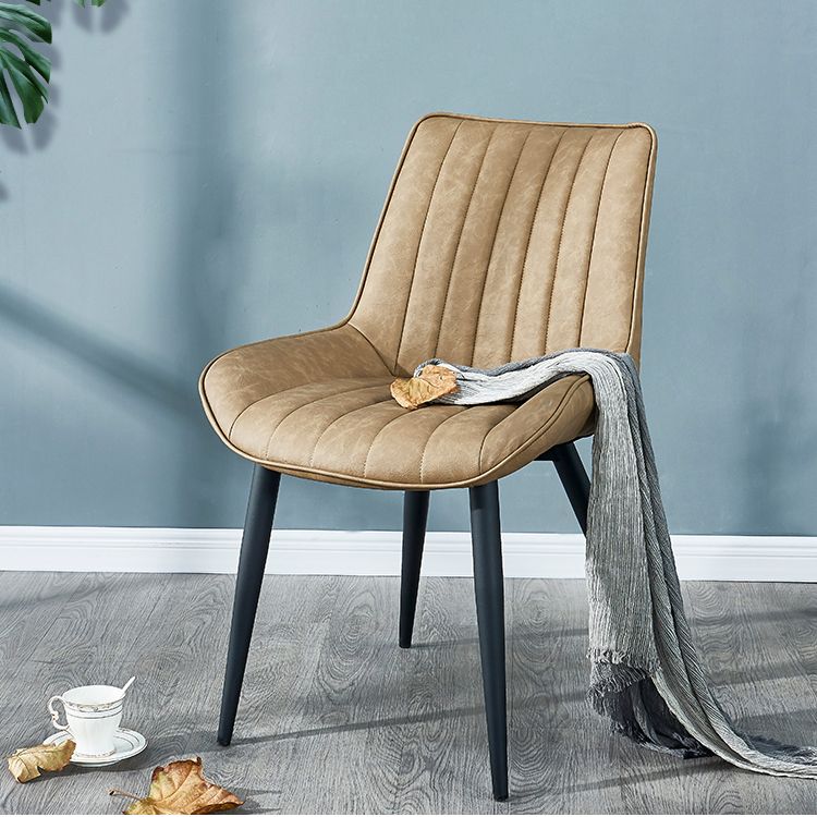 Silla lateral escandinava interior Silla de comedor con respaldo sólido tapizada de metal