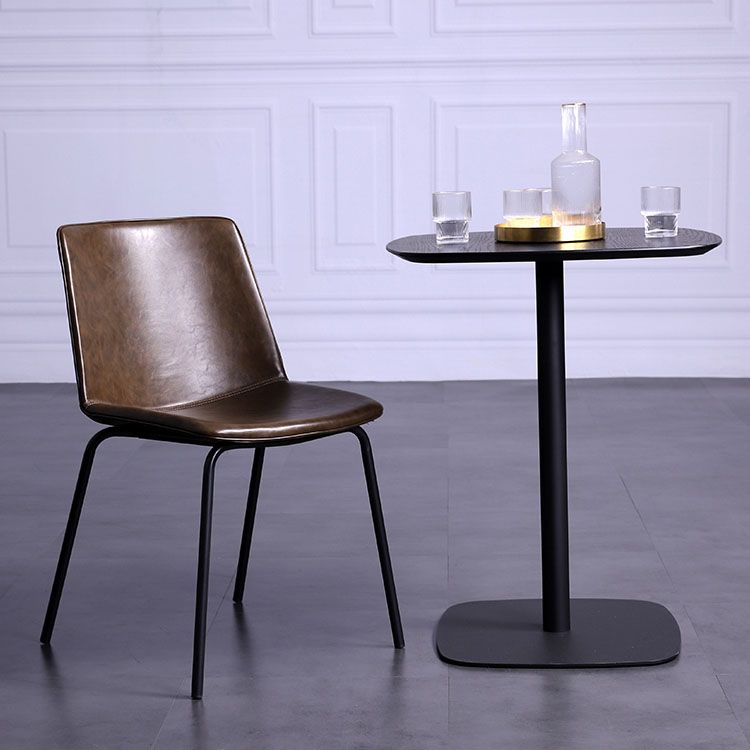Silla de comedor con acabado mate de cuero de silla lateral con respaldo sólido de hotel contemporáneo