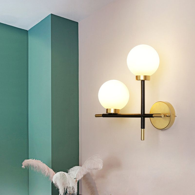 2-Bulb Milky Glass Sconce Lightture Modern Black Double Globe Salon Lampe murale avec conception de croix