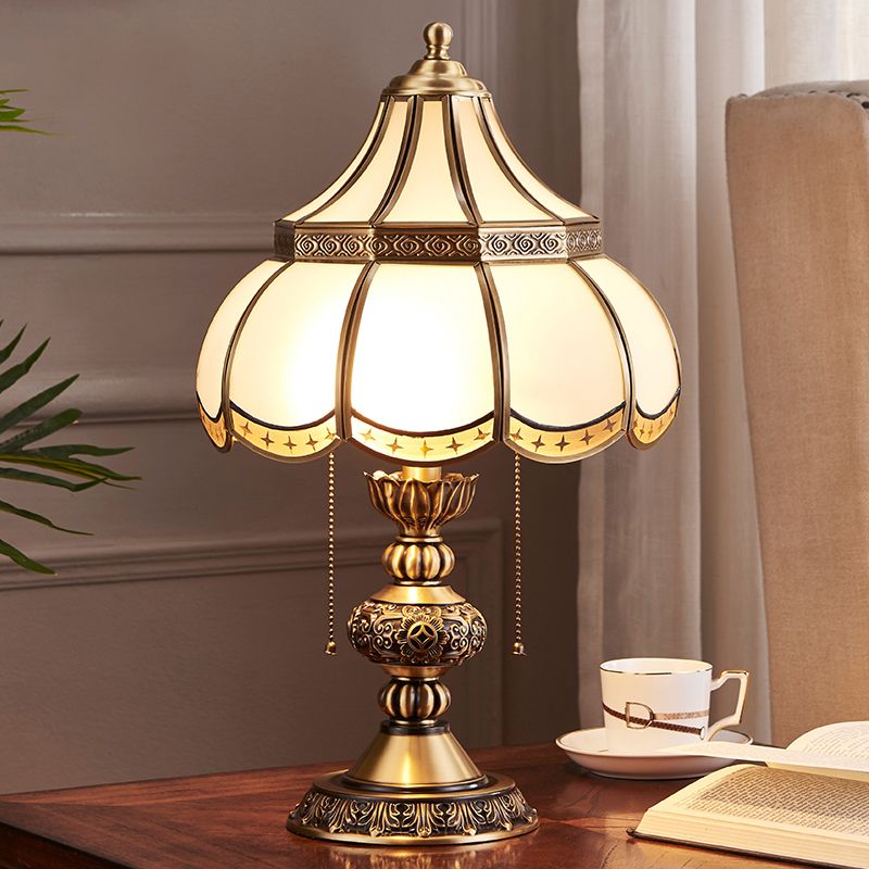 Lampada da banco notturna in ottone smerlato tradizionale vetro bianco a 2 bulbina leggera con interruttore a catena a trazione