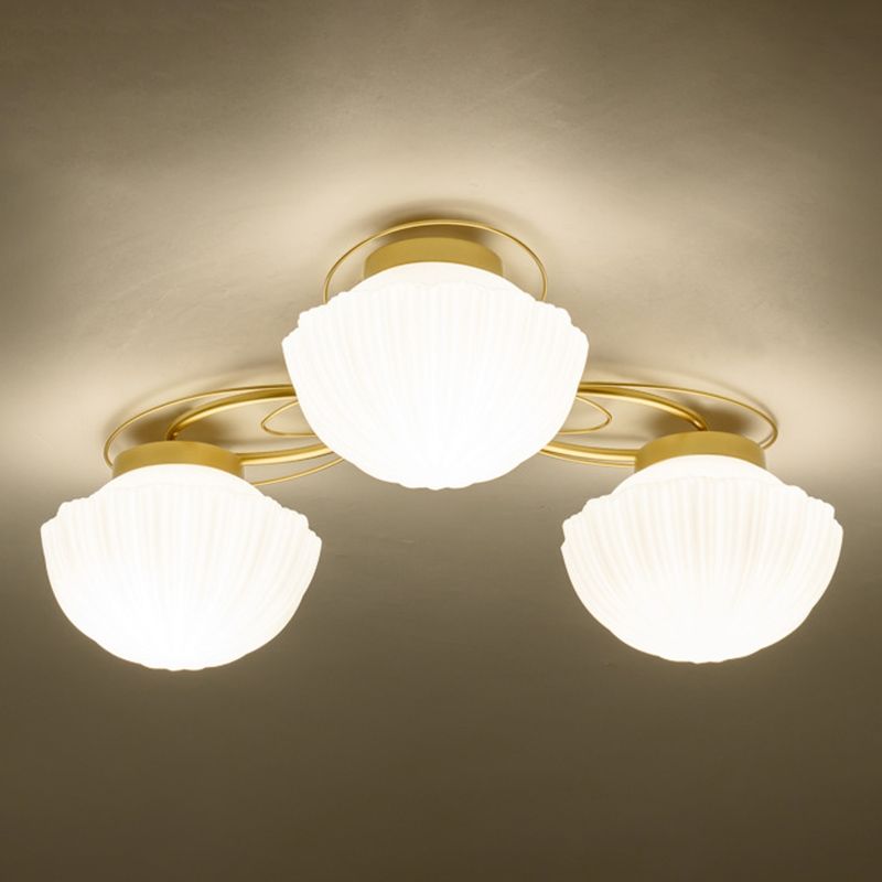 American Traditional Style Plafond Light Mount-Mount avec des coquillages en verre givré blanc Shade en or