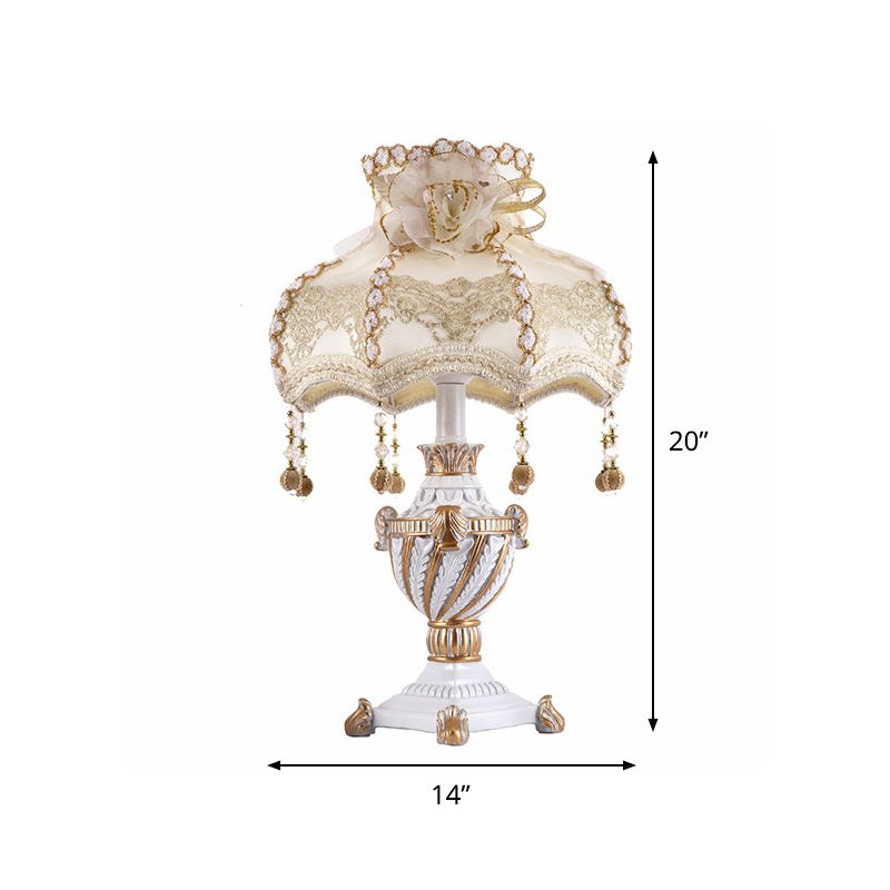 Lampada da tavolo a forma di urna in resina Stile pastorale 1 testa beige night luce con tonalità in tessuto