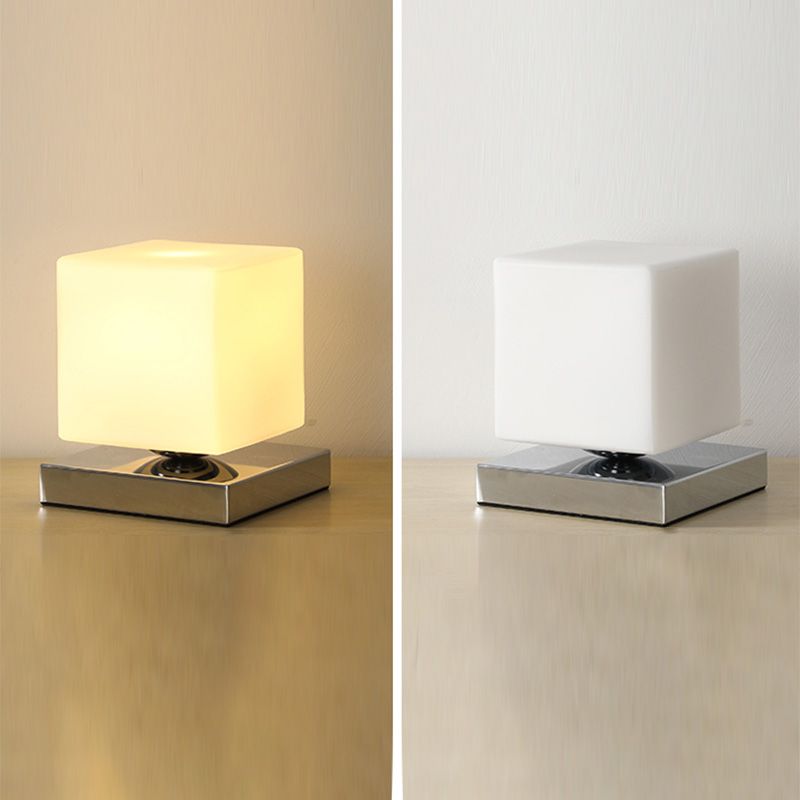 Lampada da tavolo geometrica con finitura cromata Lampada da comodino moderna in vetro bianco a 1 testa con decorazioni giocattolo