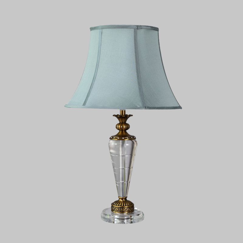 Lámpara de mesa de noche cónica Countryside, lámpara de mesa de tela de una sola bombilla en azul para dormitorio con base de cristal