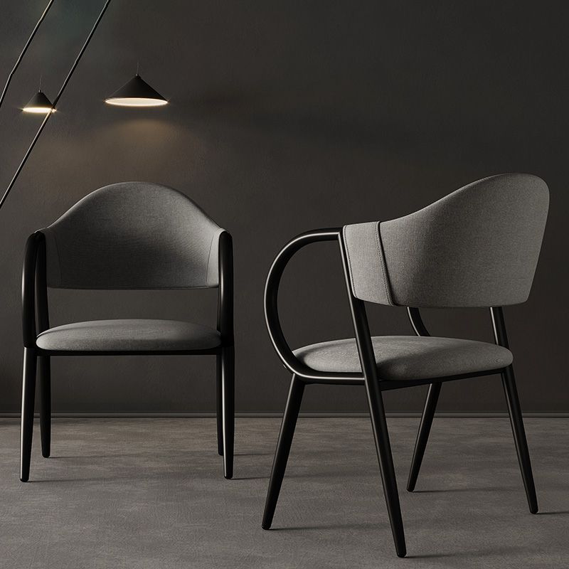 Silla de comedor de cuero industrial con respaldo abierto y patas de metal