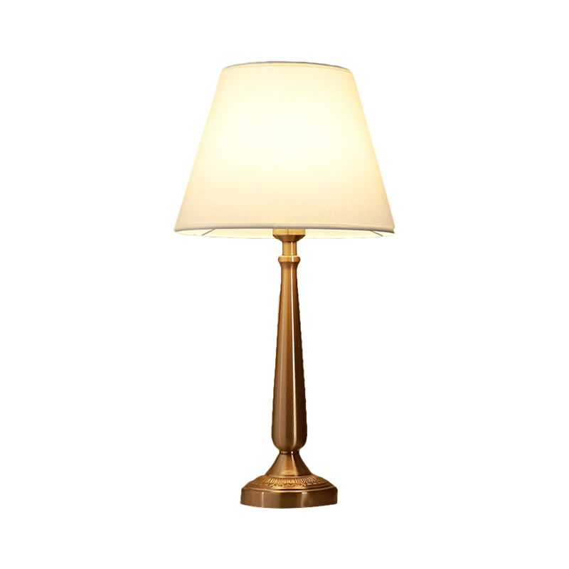 Bloemen/conisch bed bureau licht Traditionele stof enkele kop gouden nachttafelverlichting