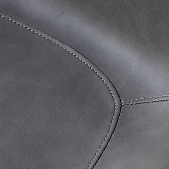 El comedor contemporáneo preside la silla sin brazos curvada de cuero mate de Parsons
