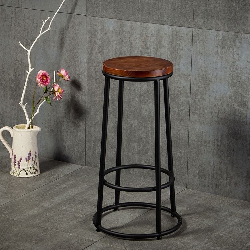 Tabouret de bar industriel en bois marron, haut d'intérieur vieilli, avec siège rond