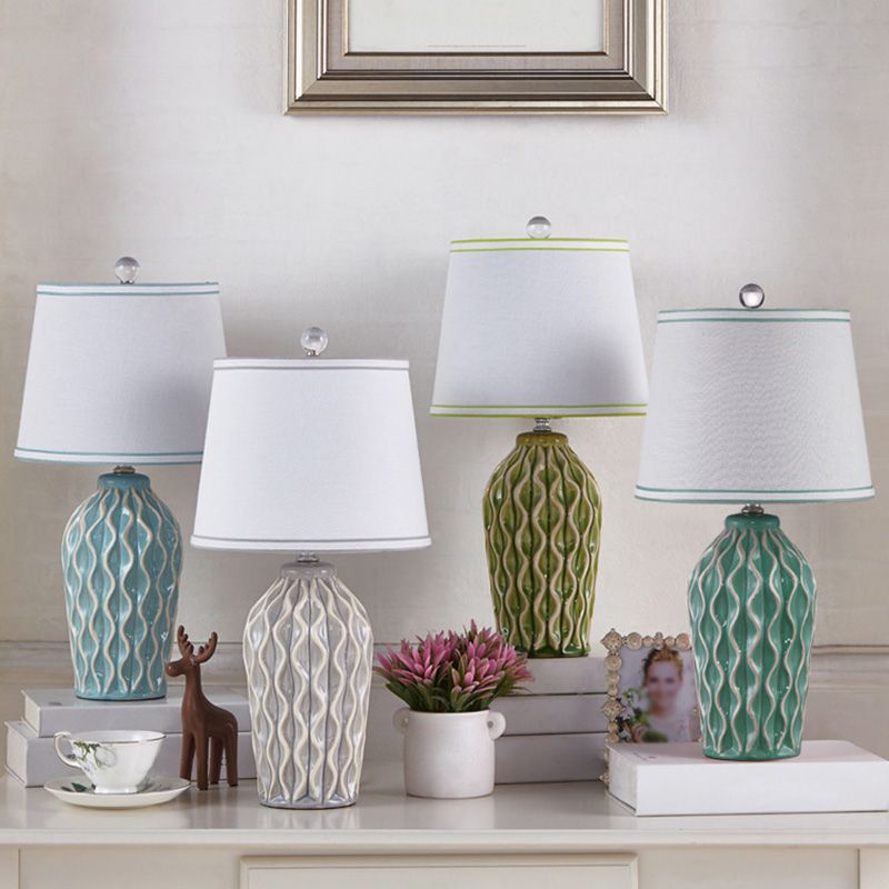 Tessuto a forma conica lampada da tavolo in stile nordico luce singolo comodino con decorazione in ceramica