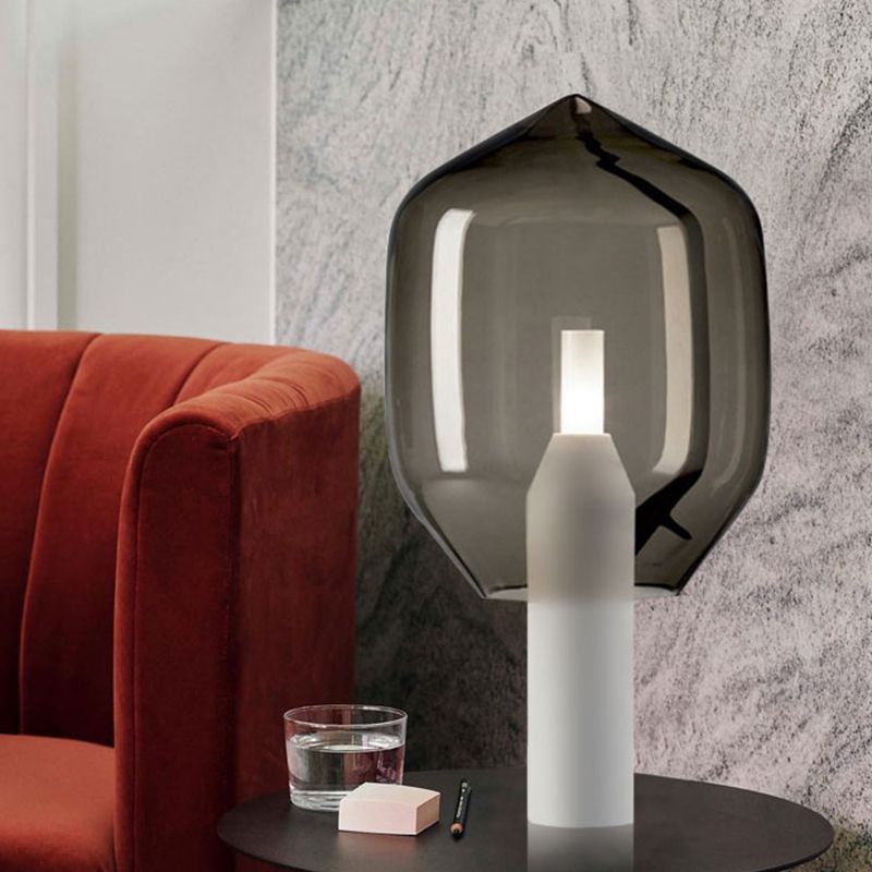 Lámpara de escritorio de sombra de jarra de vidrio de humo Luz de mesa moderna 1 cabeza, base de metal blanco cilindro