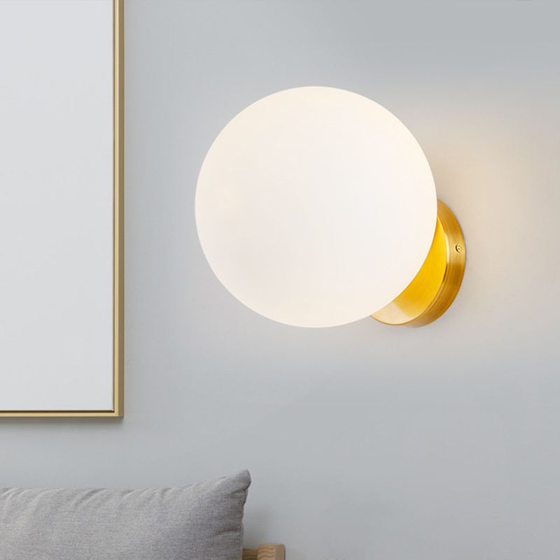 1 Glühbirnen Schlafzimmer Wandlampe modernistische Goldleuchte Leuchte mit Ball Opalglas Schatten