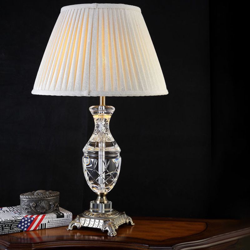 Tissu lampe de bureau ombrée moderne 1 tête gris claire avec bronze sculpté piédestal métallique