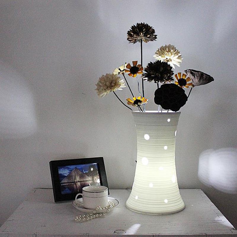 5,5 "/7" W Keramik weiße Nachttisch Leichte Vase LED Pastoral Night Tischlampe mit getrocknetem Blütendekoration