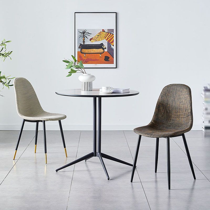 El plástico del diseño escandinavo que cena la silla lateral sin brazos del respaldo sólido de las sillas sin brazos