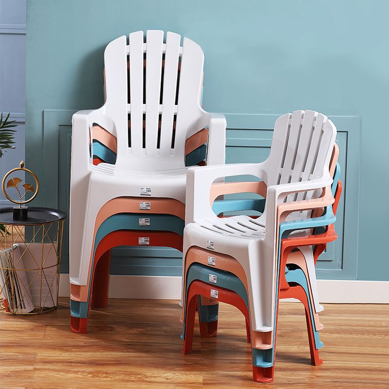 El estilo minimalista que cena el brazo preside la silla lateral apilable del listón plástico para el uso en el hogar