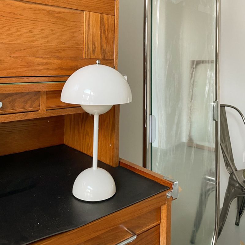 Lampada da tavolo moderna e minimalista a LED Lampada da tavolo Macaron emisfero in ferro battuto per camera da letto