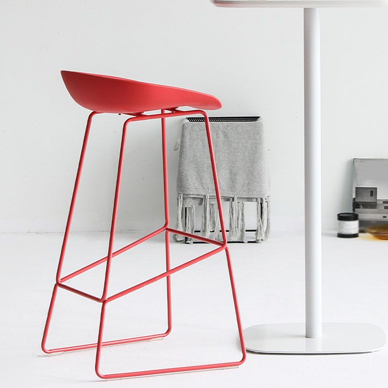 Moderner Barhocker mit Schlittenbeinen, PP-Schalensitz-Barhocker für Thekenbar