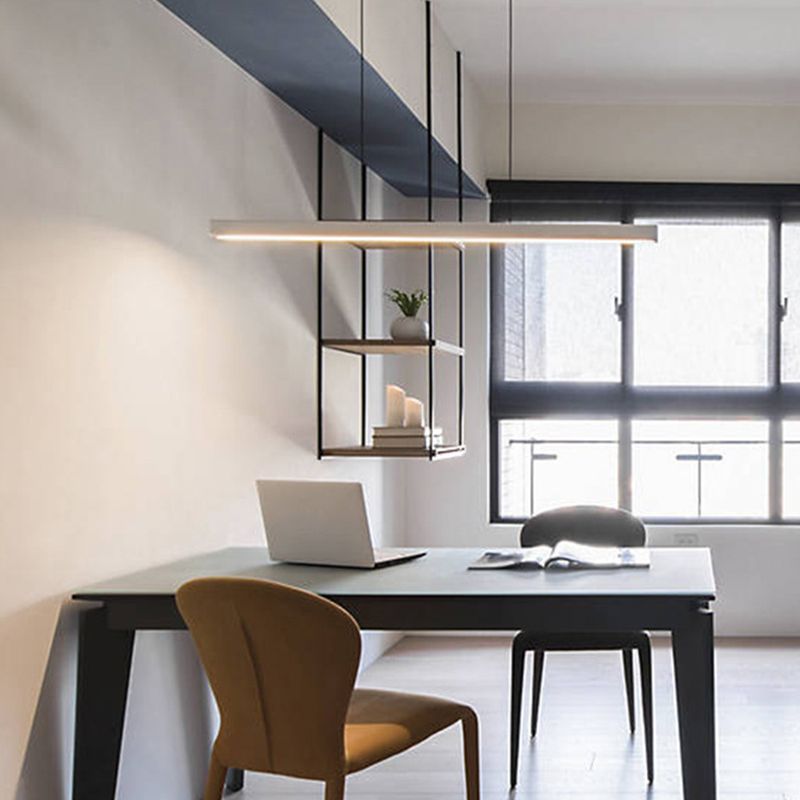 Éclairage d'île de forme linéaire de style moderne