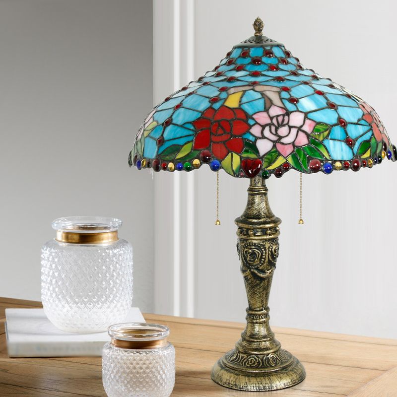 Luz de la mesa azul de vidrieras Patrón de rosa 3 cabezas Lámpara de mesita de noche Tiffany con cadena de extracción