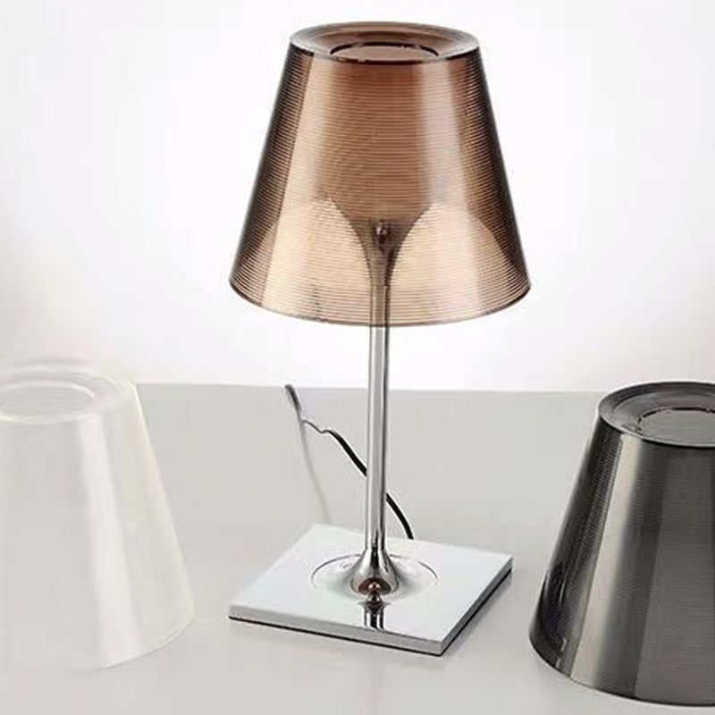Lampada da tavolo in metallo colorato stile contemporaneo 1 lampada da tavolo leggera per camera da letto