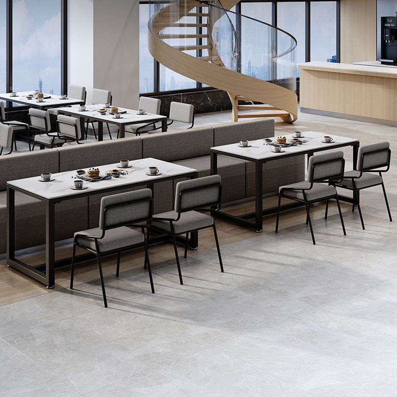 Moderne stijl witte eettafel gesinterde stenen tafel met zwart frame voor eetkamer