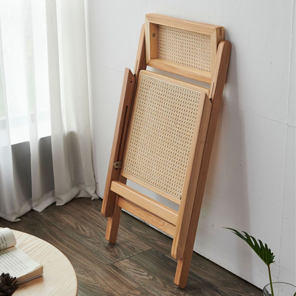Silla lateral contemporánea con respaldo abierto, acabado mate de madera maciza, silla sin brazos