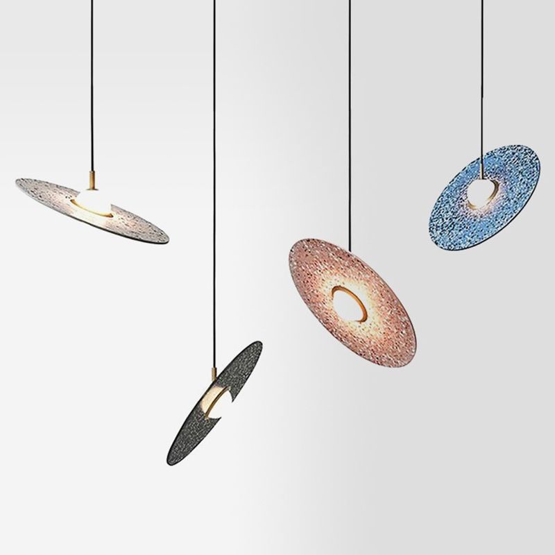 Soucoupe volante suspendue à la lumière du terrazzo postmoderne