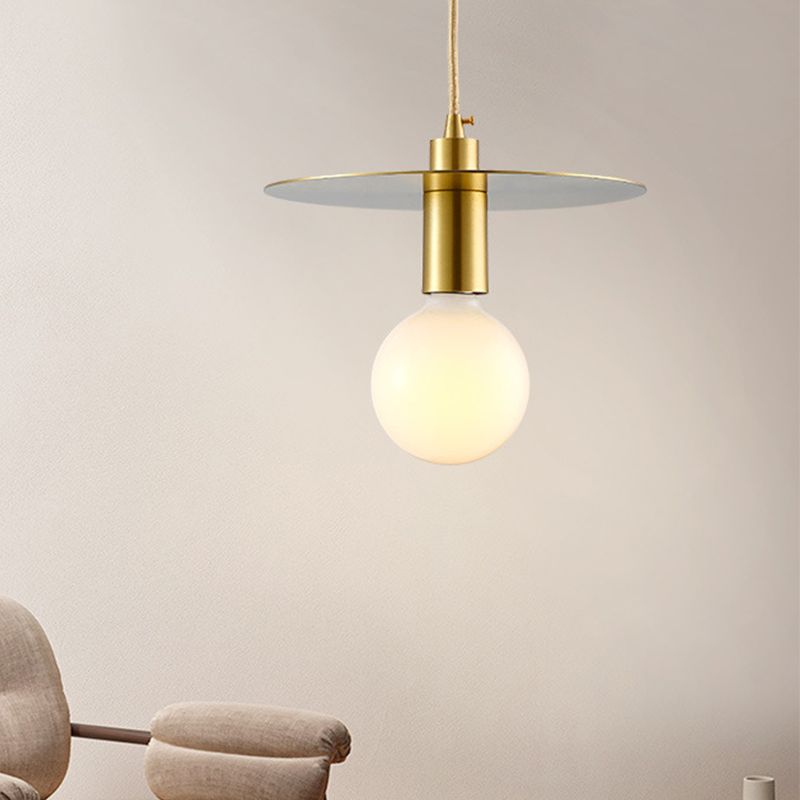 Postmoderno Globe Costeo VIDRIO BLANCO 1 Cabeza Kit de lámpara colgante de dormitorio con sombra de metal de disco dorado