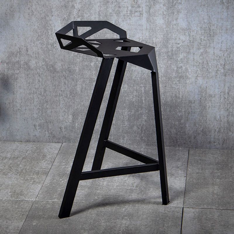 Tabouret de bar à dossier bas en fer noir, tabouret haut de conception creuse de style industriel