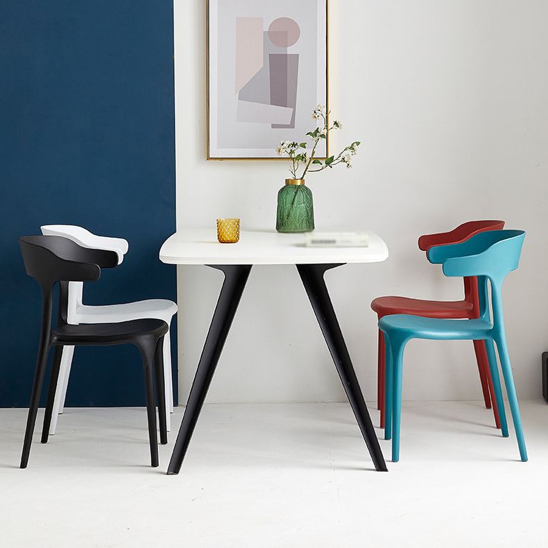 Kunststoff moderner Küchenseitenstuhl 20 '' breiter mattes Finish Armstuhl mit 4 Beinen