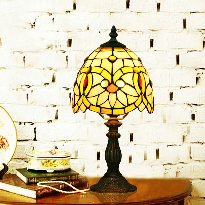 Illuminazione da tavolo rosa a 1 testa Lampada da comodino a forma di cupola in vetro colorato in stile Tiffany con motivo floreale