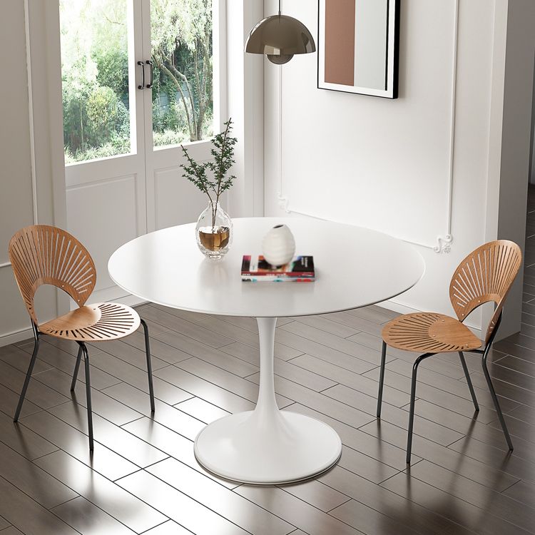 Dinettetafel in eigentijdse stijl, rond stenen meubilair met tulponderstel