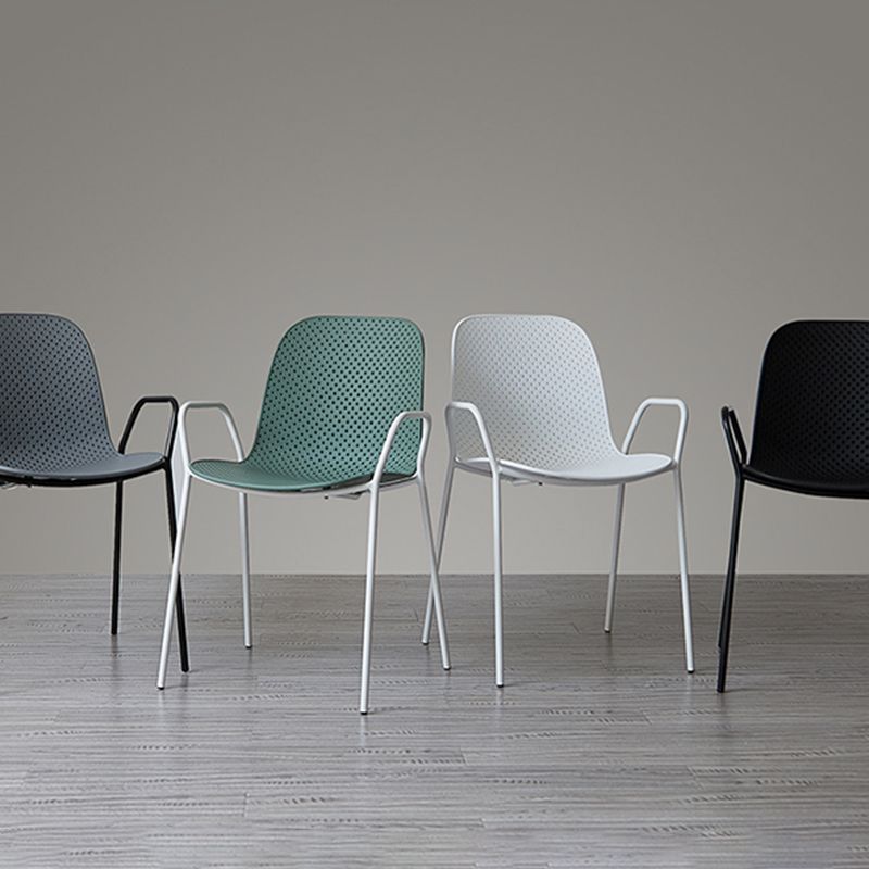 Sillas de comedor de plástico de cocina de estilo industrial que cenan sillones apilables con patas de metal