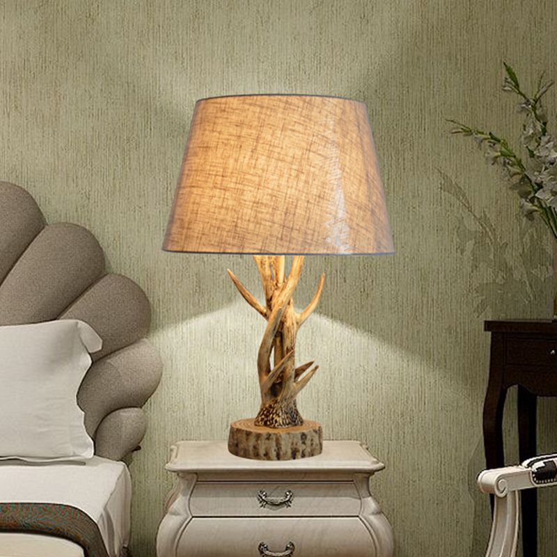 Tissu luminaire beige lumière conique 1 ampoule Éclairage de bureau traditionnel avec conception de branche d'arbre