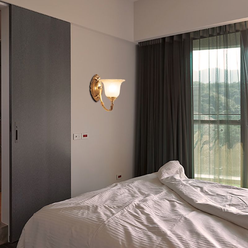 Mémorloqueur Curbe Curved Sconce Style classique 1/2-Bulb Bedroom Wall Lampe With Opal Glass Petal Shade
