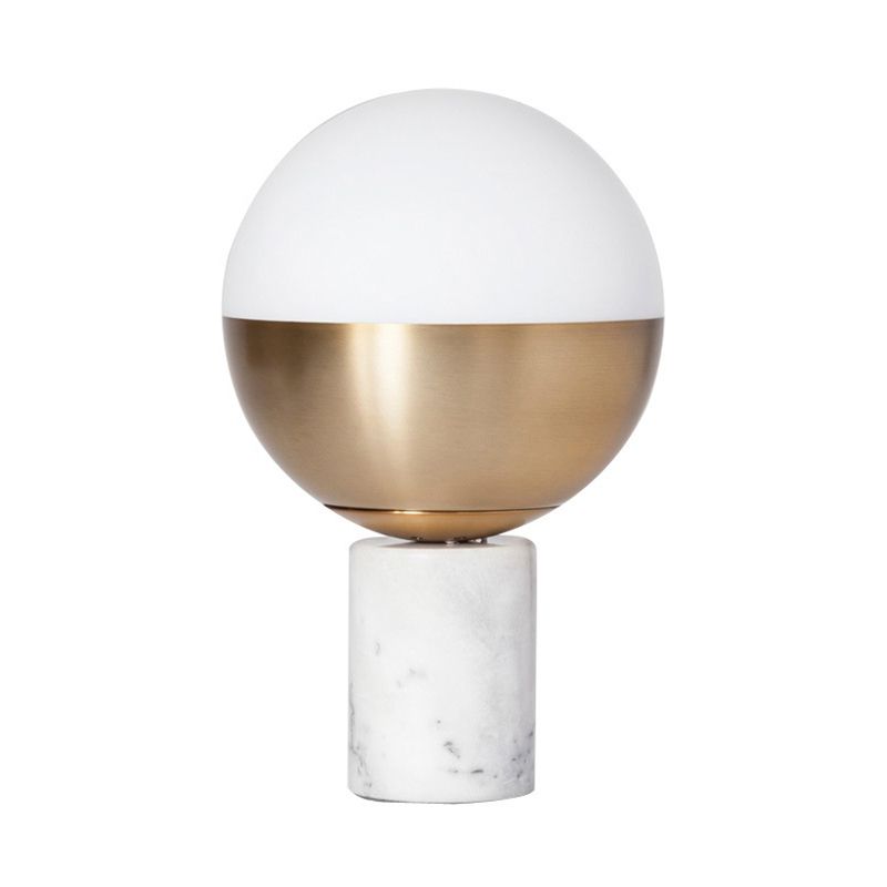 Lampada da tavolo da tavolo in ottone Orbita Modernismo Stile di vetro opale a 1 luce con base di marmo
