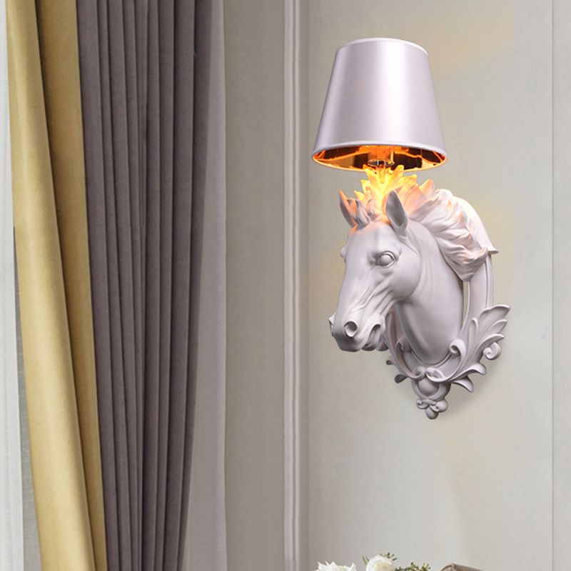 Lámpara de montaje en pared de caballo blanco, aplique de pared de resina con 1 bombilla y pantalla cónica para sala de estar, 9,5 "/12" de ancho