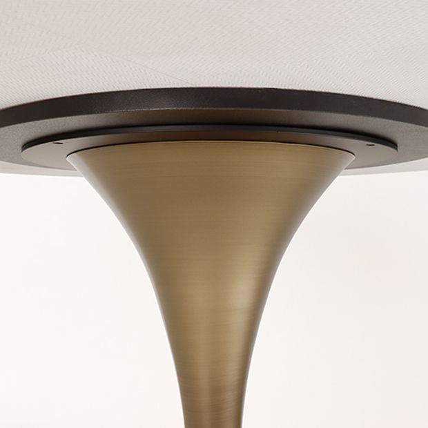 Traditionele luxe tulpenbasismeubels rond steen eettafel voor thuis