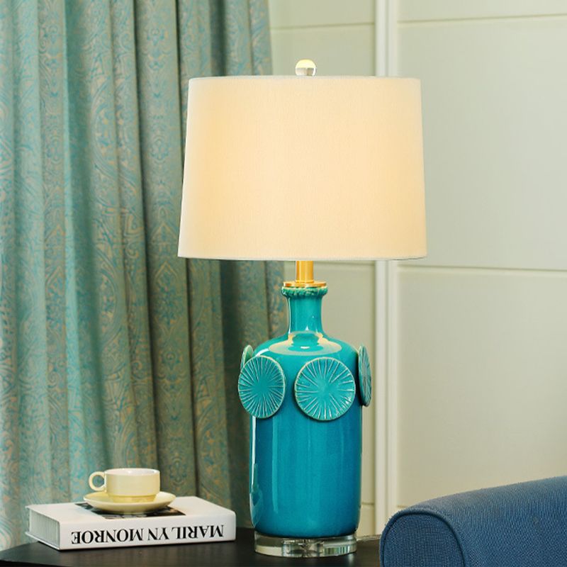 Lampada da comodino stile country a 1 luce, illuminazione da tavolo in ceramica in blu con paralume in tessuto tamburo