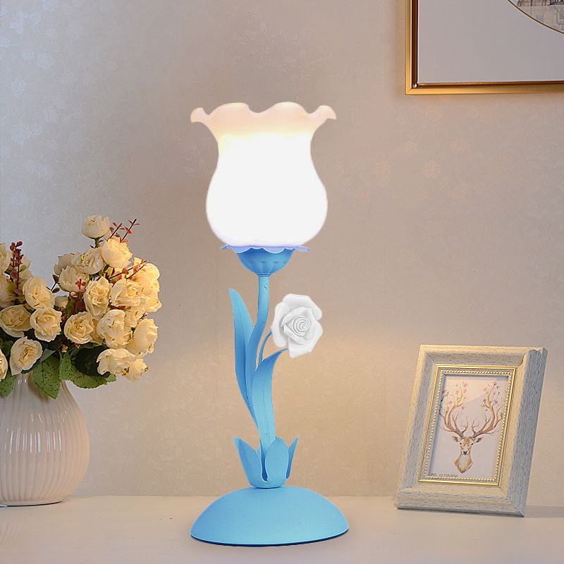 Pastoral Rosenknospetisch Licht 1 Kopf Opal Mattglas Nachttisch Lampe mit rosa/blau/grüner Rebe