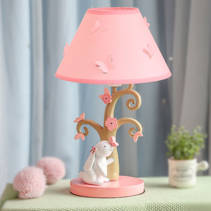 Kinder Kaninchen und Baumtisch Beleuchtung Harz einzelnes Mädchen Schlafzimmer Nachtlicht mit breiter Kegelstoffschatten in Pink