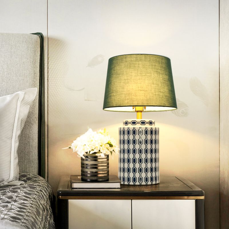 Zylindrische Nachttisch -Lampe gemusterte keramische Einzel -vereinfachte Tischlicht mit Empire -Schatten in Grün