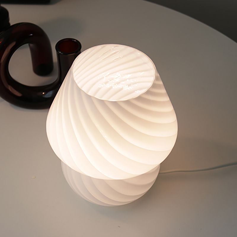 Moderne Kegel Nachtischlampe eine leichte Nachttischlampe